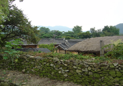 외암마을 정경, 반가의 고택과 초가, 돌담이 조화를 잘 이루고 있다 